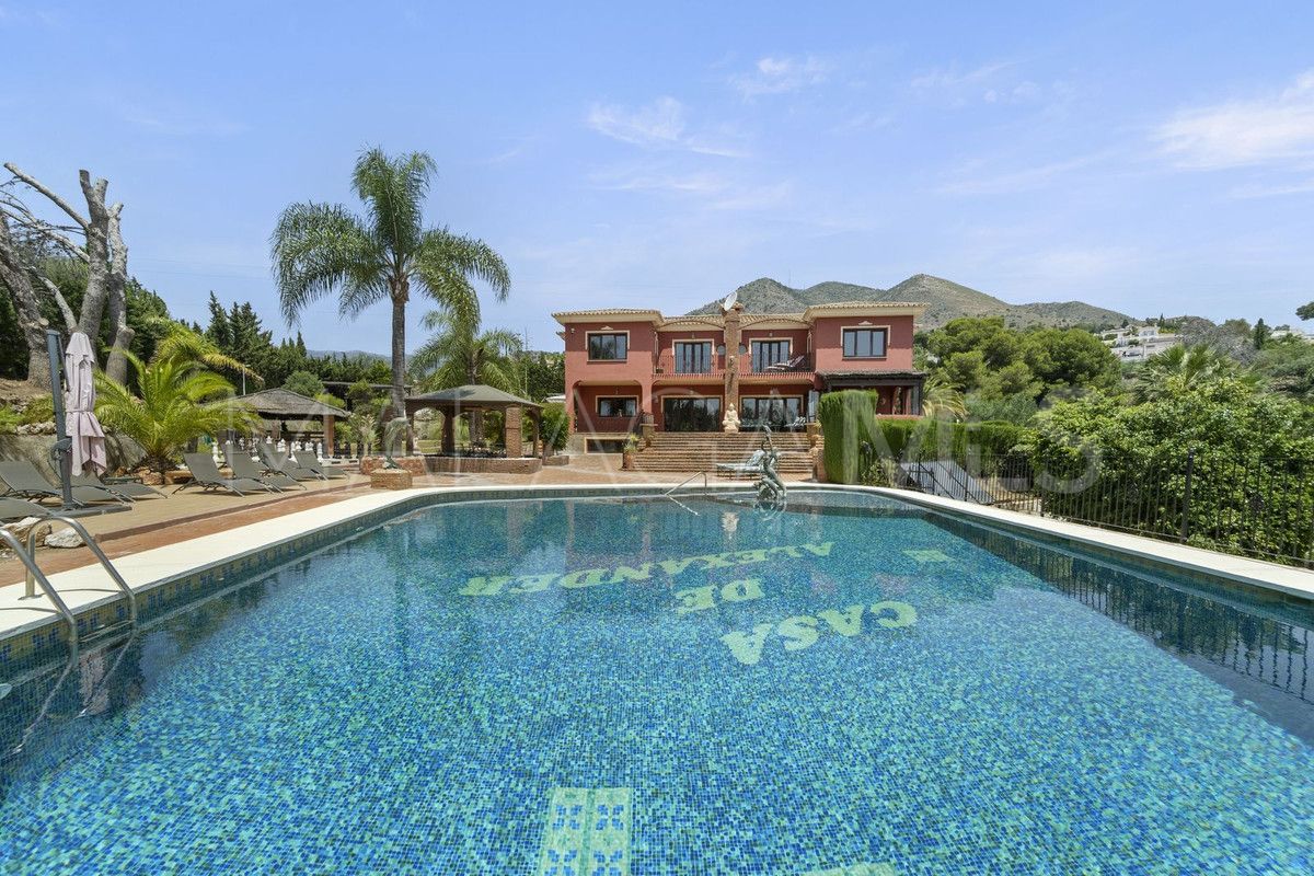 For sale Benalmadena villa with 8 bedrooms