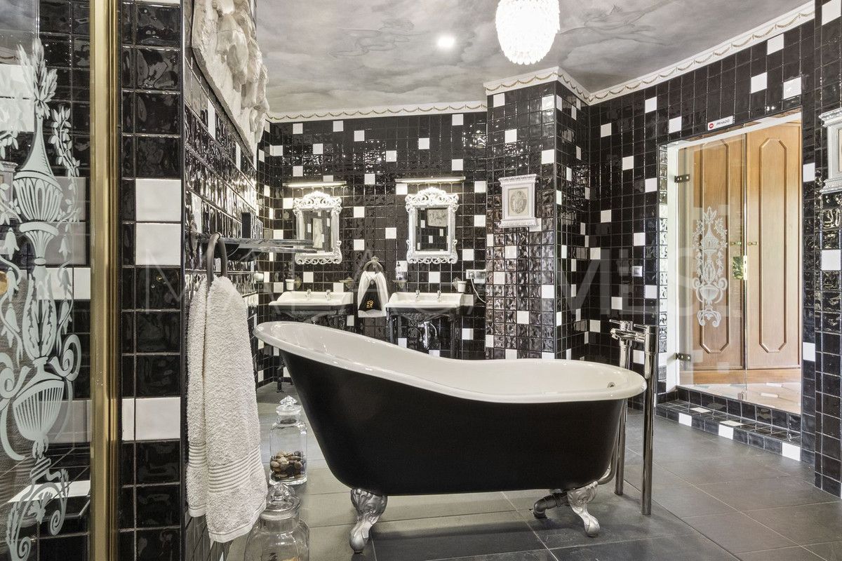 For sale Benalmadena villa with 8 bedrooms