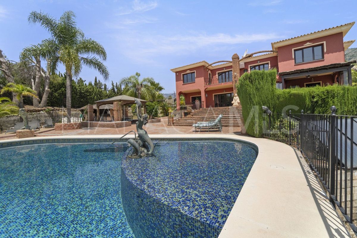 For sale Benalmadena villa with 8 bedrooms