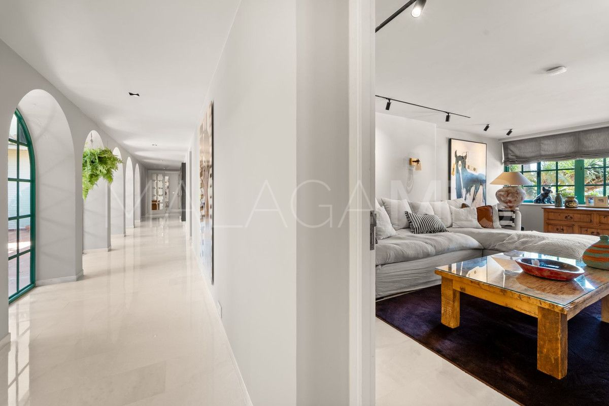 Villa for sale in Benalmadena