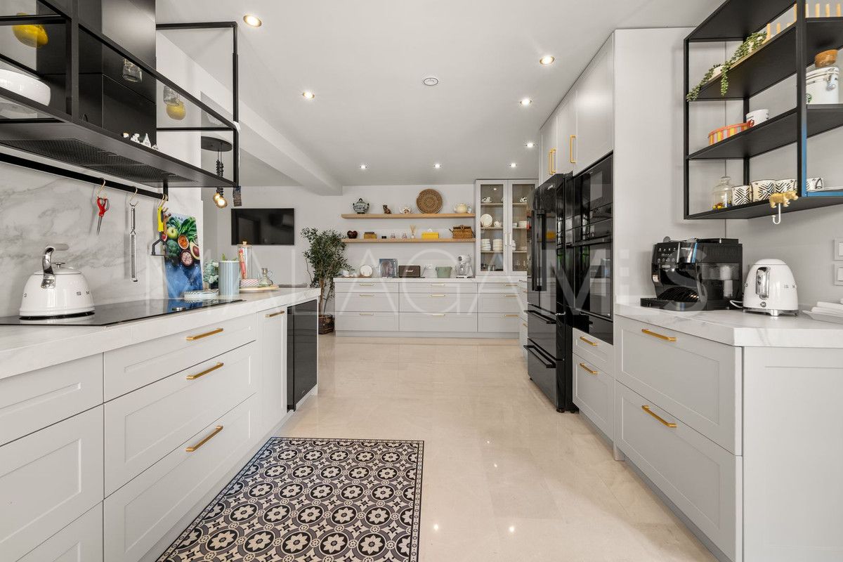 Villa for sale in Benalmadena