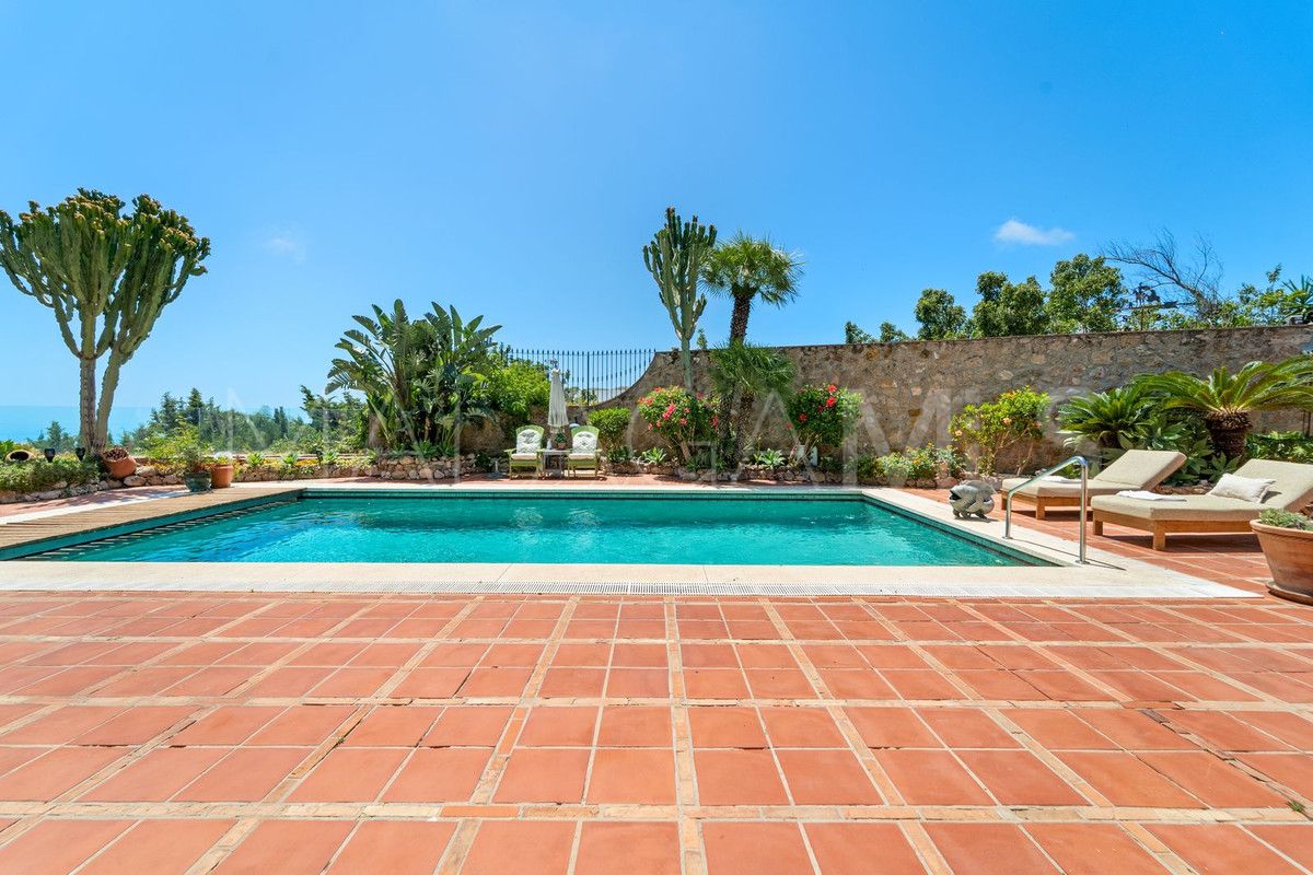 Villa for sale in Benalmadena