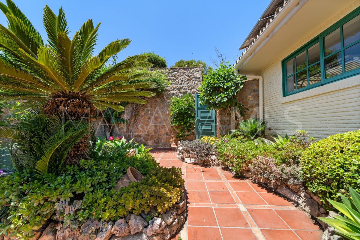 Villa for sale in Benalmadena