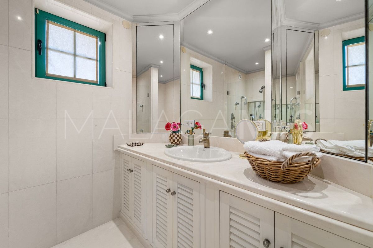 Villa for sale in Benalmadena