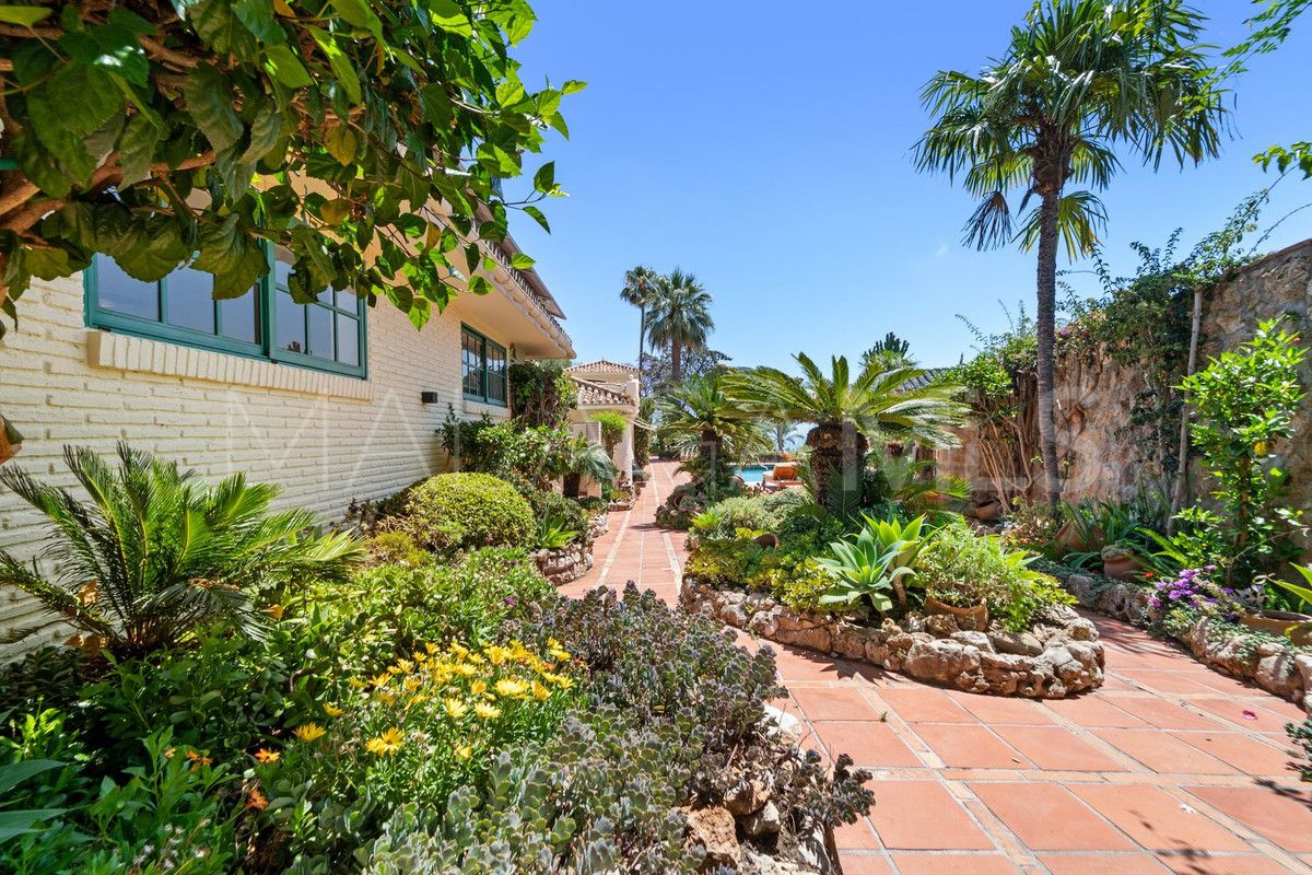 Villa for sale in Benalmadena