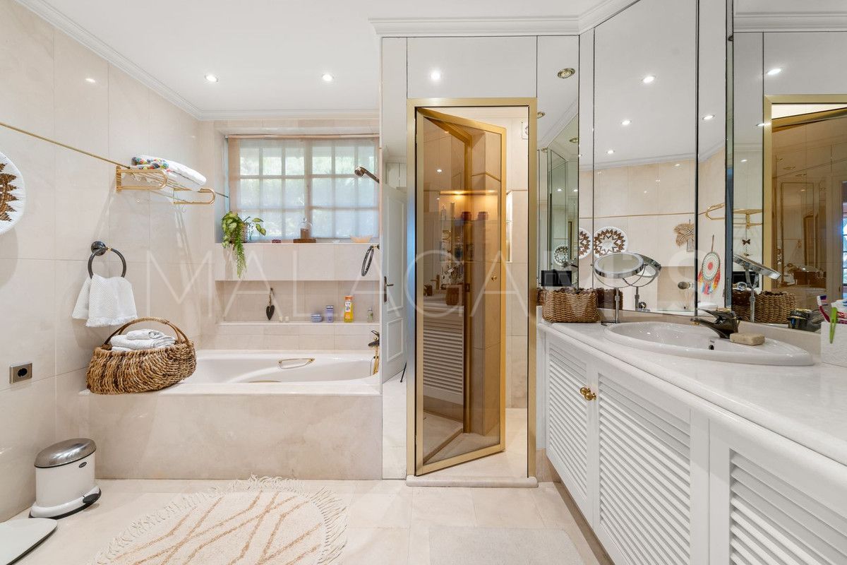 Villa for sale in Benalmadena