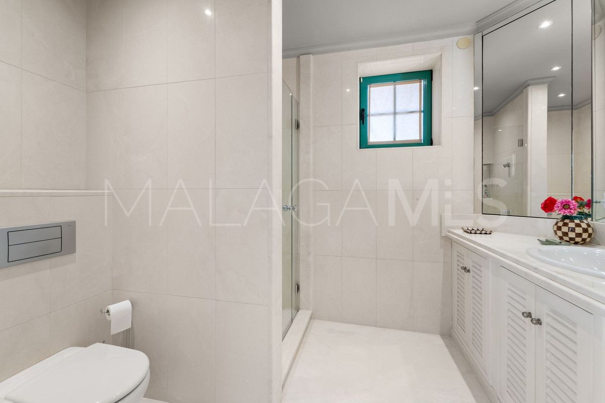 Villa for sale in Benalmadena