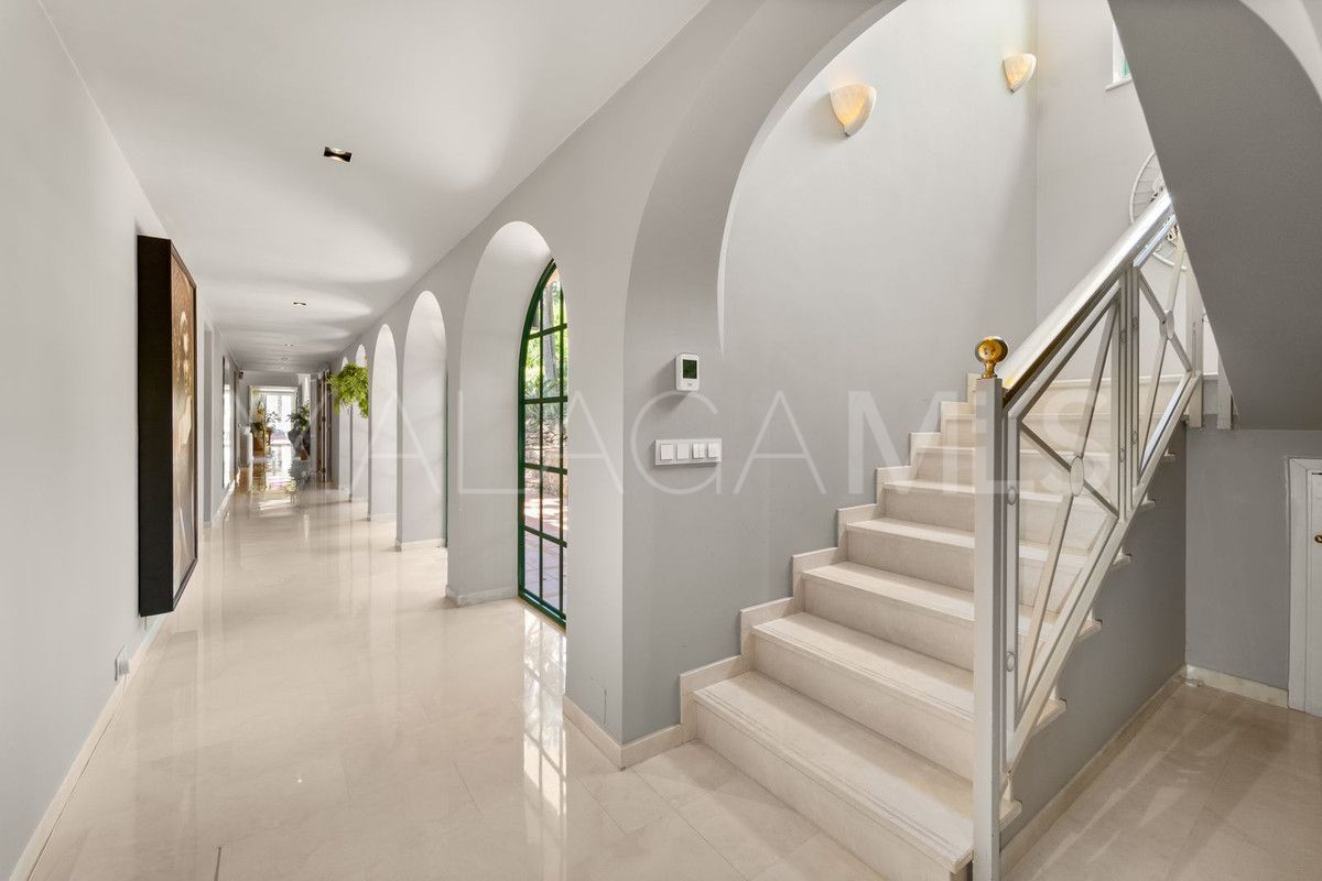 Villa for sale in Benalmadena