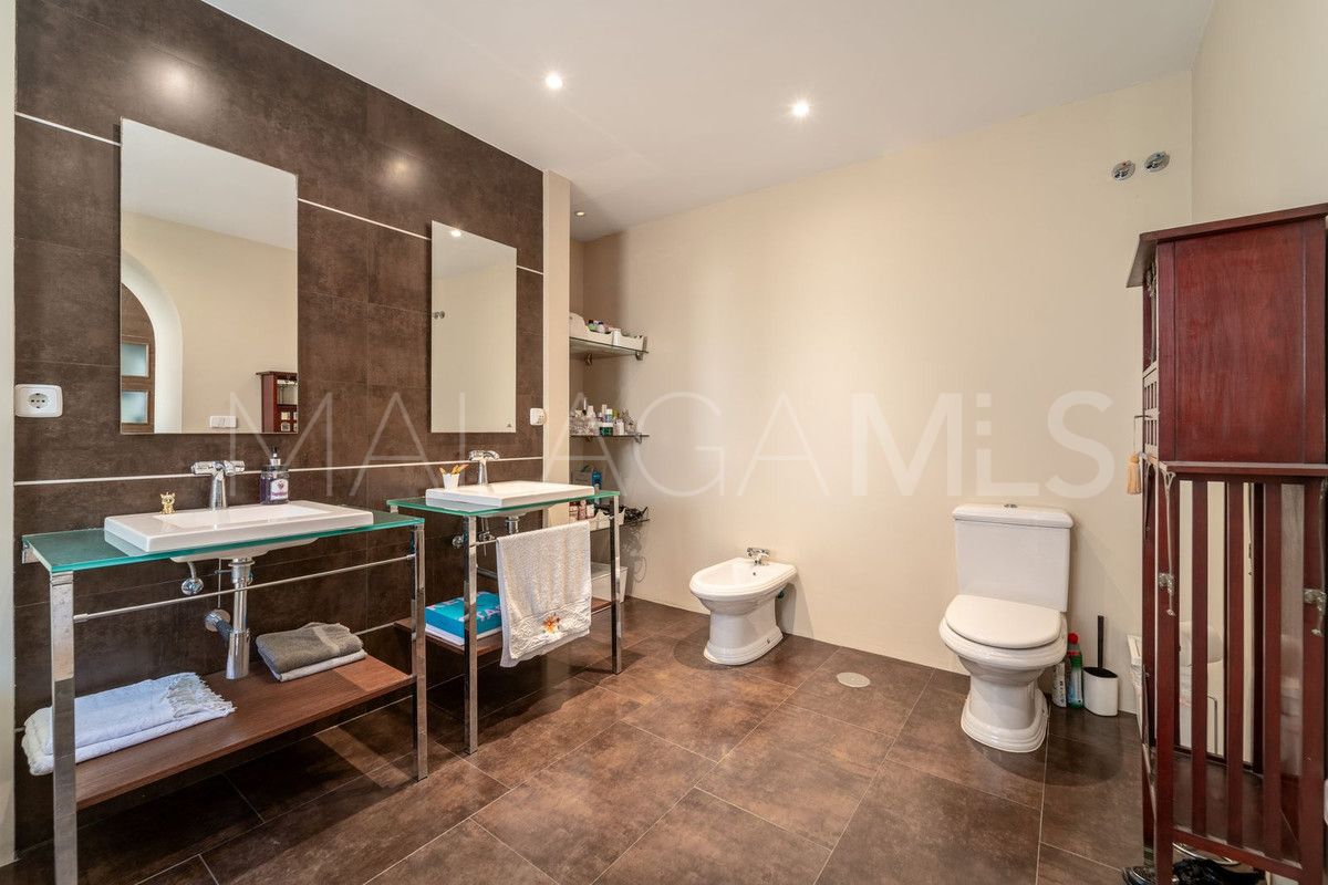 Villa for sale in Benalmadena