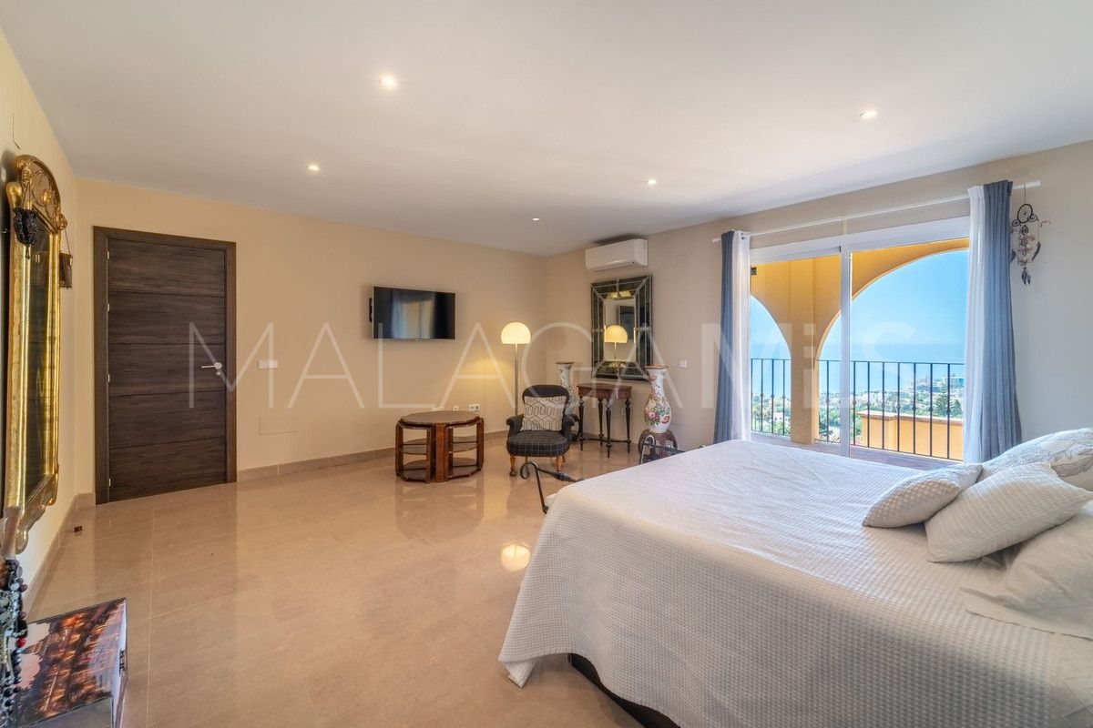 Villa for sale in Benalmadena