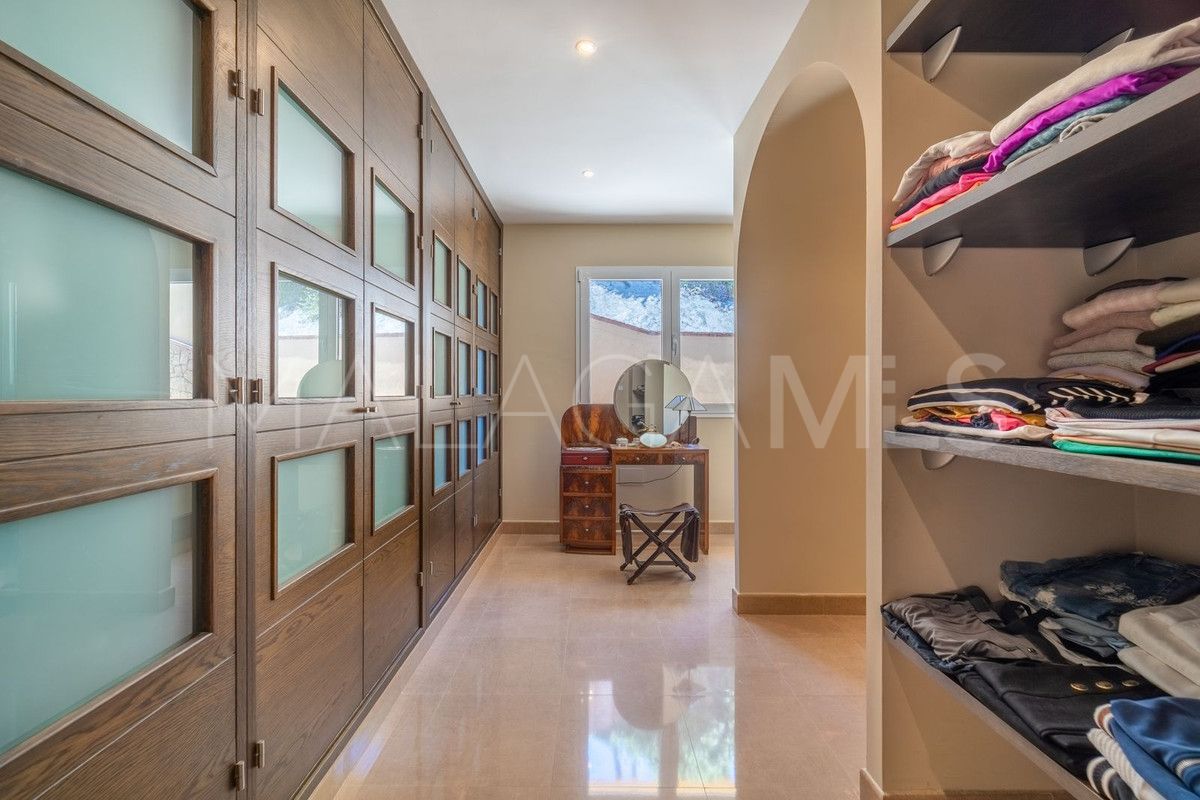 Villa for sale in Benalmadena