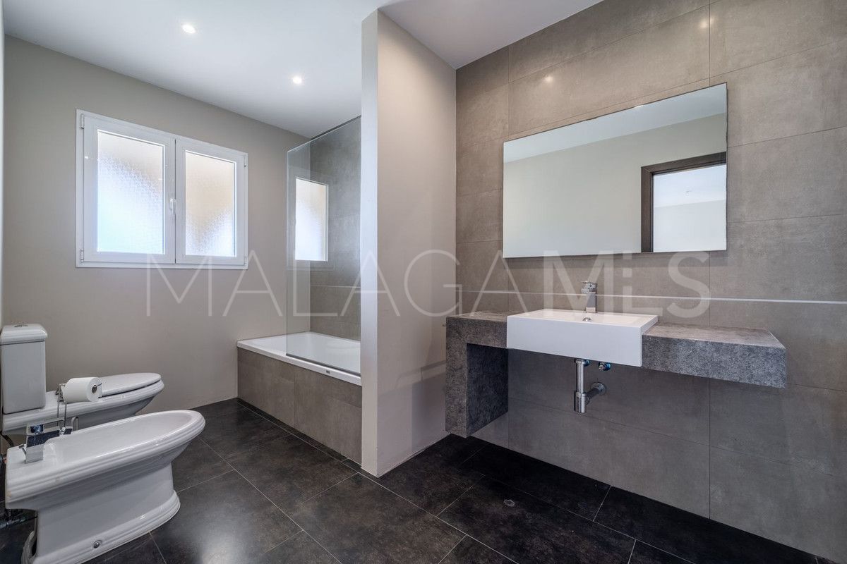 Villa for sale in Benalmadena