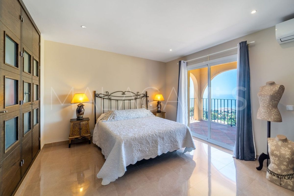 Villa for sale in Benalmadena