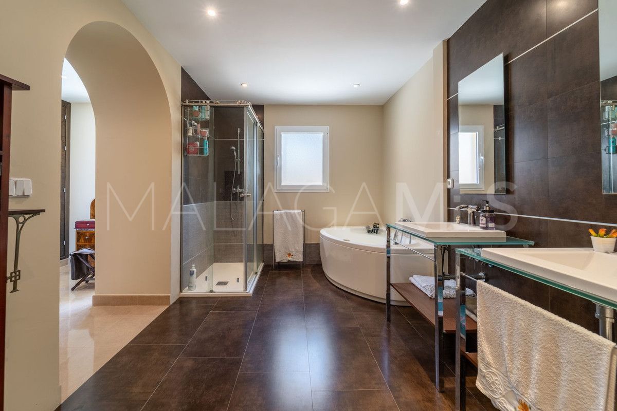 Villa for sale in Benalmadena