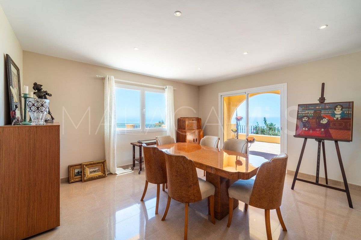 Villa for sale in Benalmadena