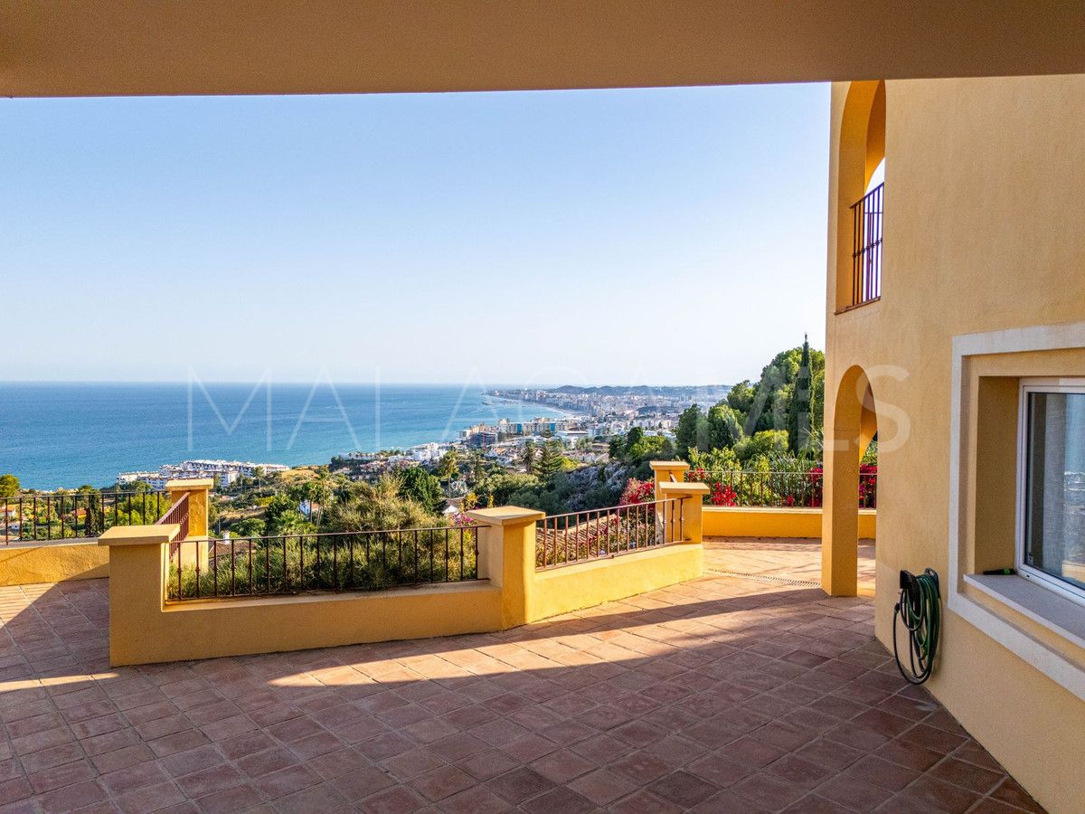 Villa for sale in Benalmadena