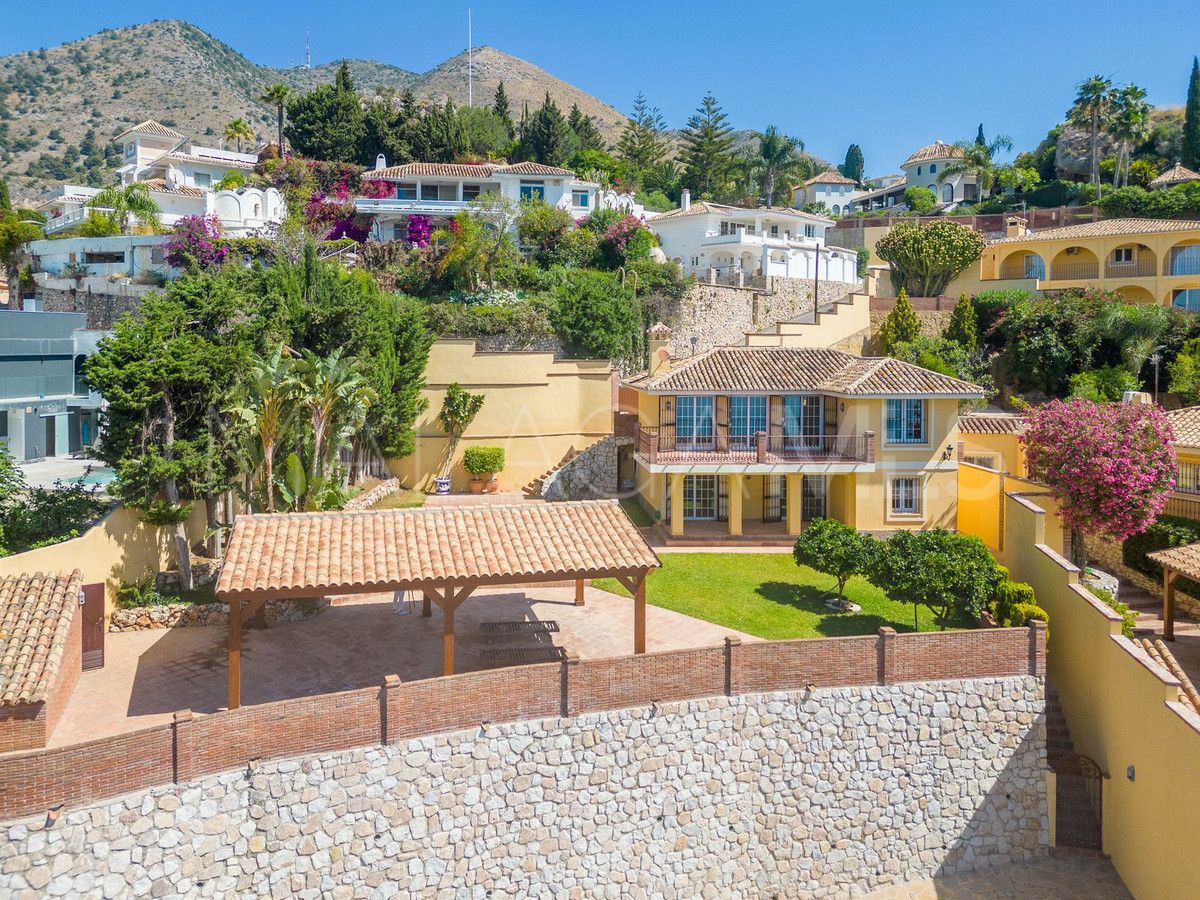 Villa for sale in Benalmadena