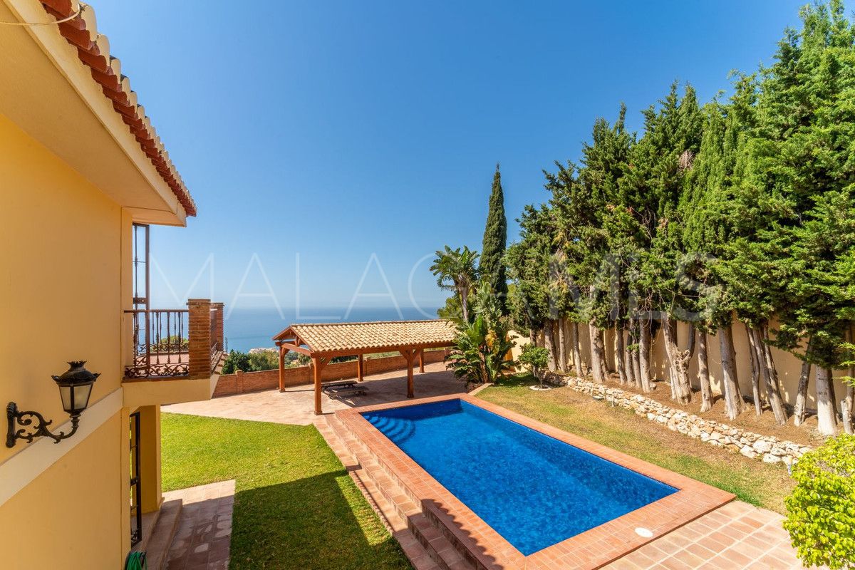 Villa for sale in Benalmadena