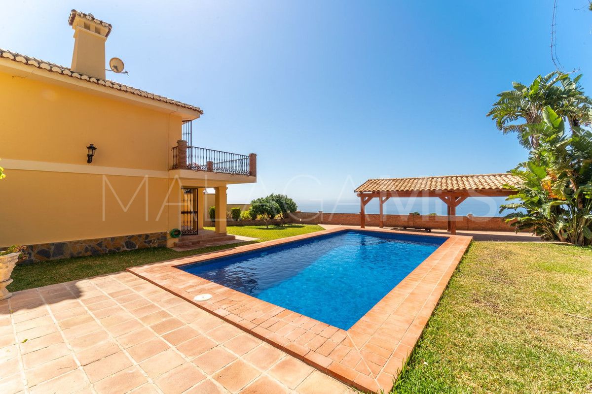 Villa for sale in Benalmadena