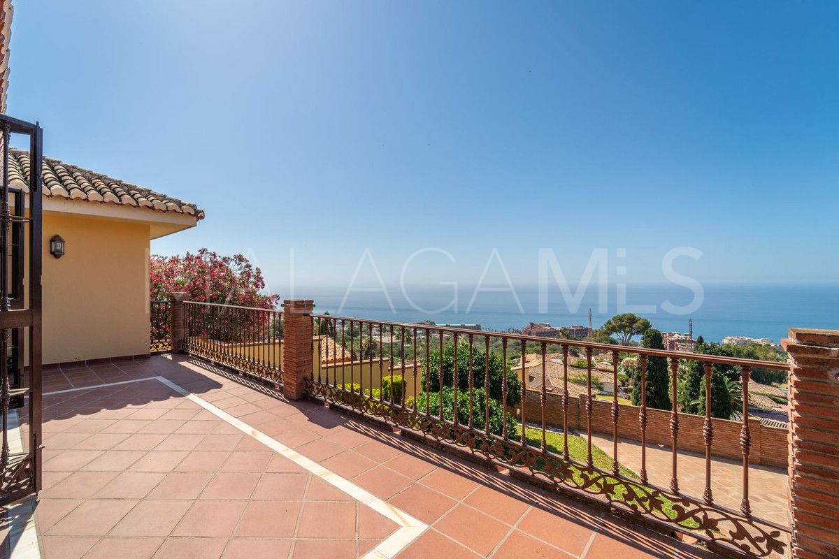 Villa for sale in Benalmadena