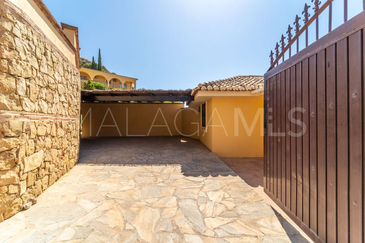 Villa for sale in Benalmadena