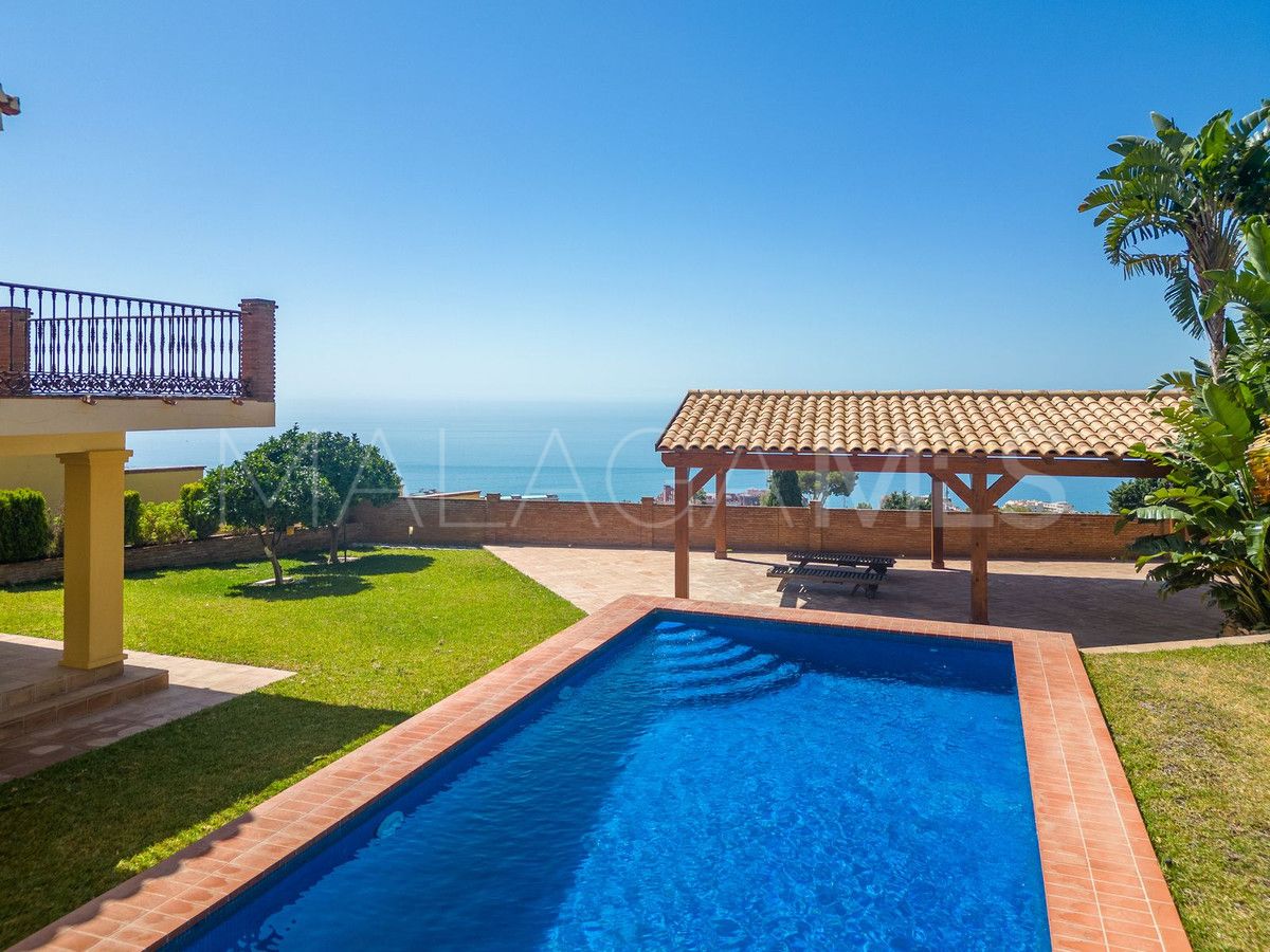 Villa for sale in Benalmadena