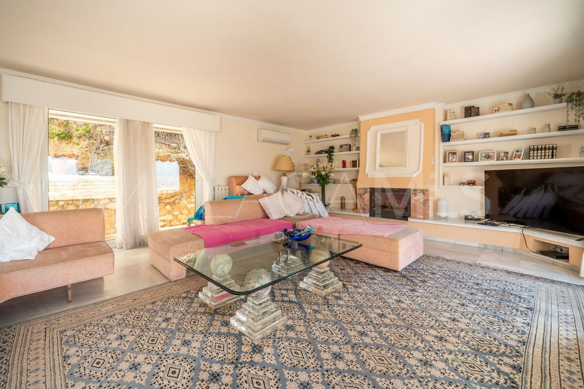 Villa for sale in Benalmadena