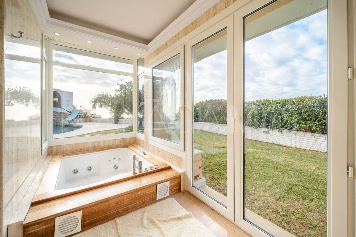 Villa for sale in Benalmadena