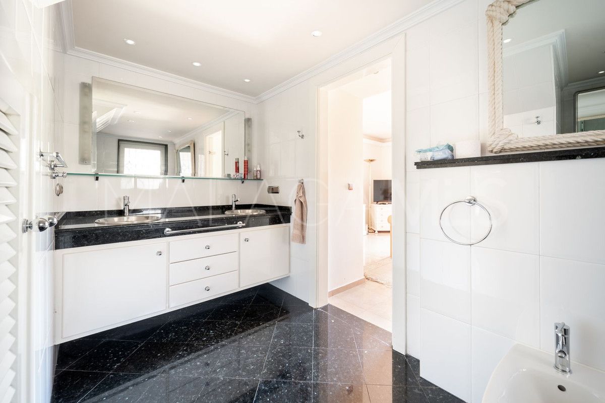 Villa for sale in Benalmadena