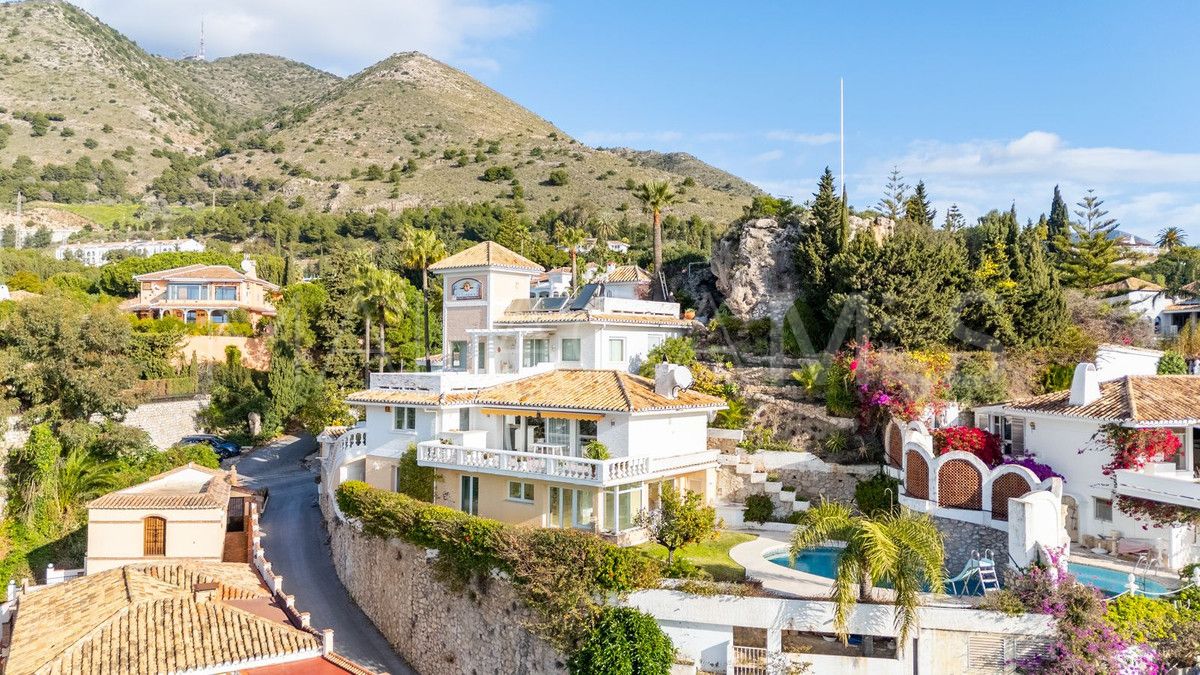 Villa for sale in Benalmadena