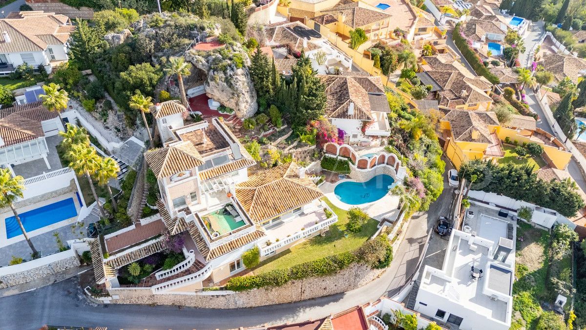Villa for sale in Benalmadena
