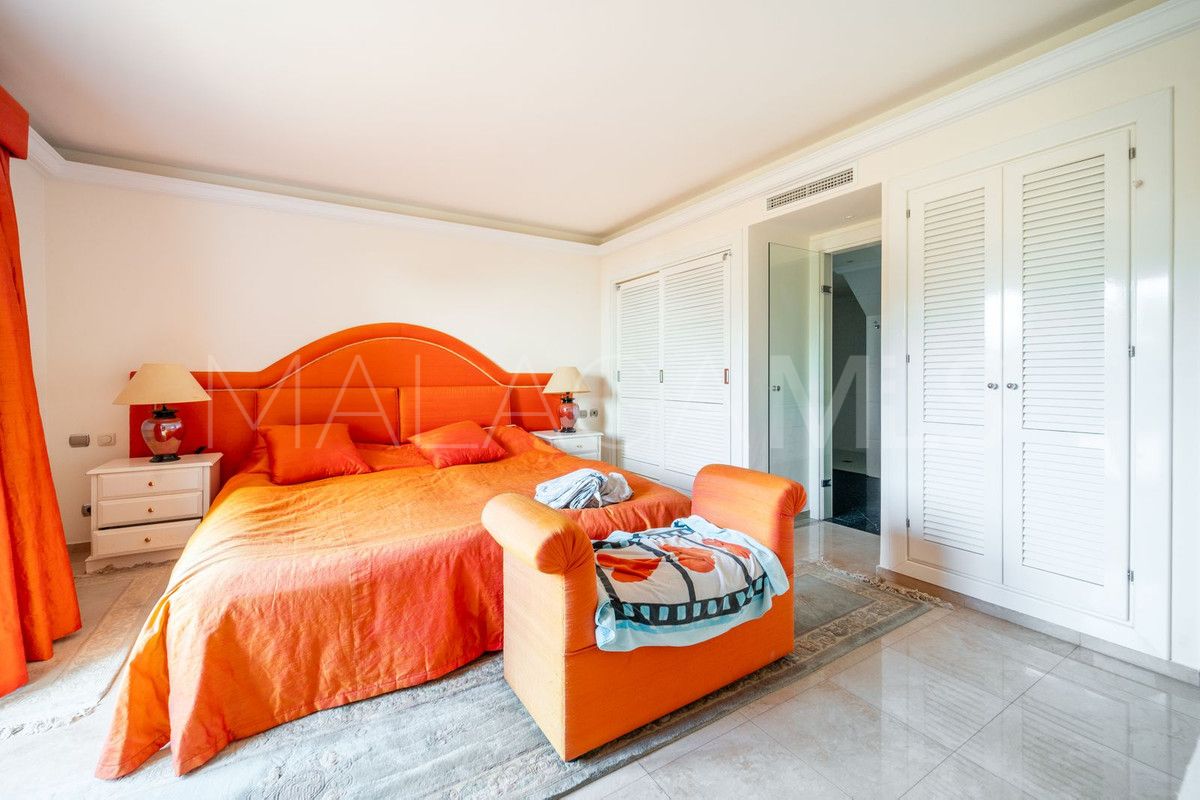 Villa for sale in Benalmadena