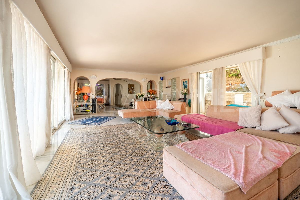Villa for sale in Benalmadena