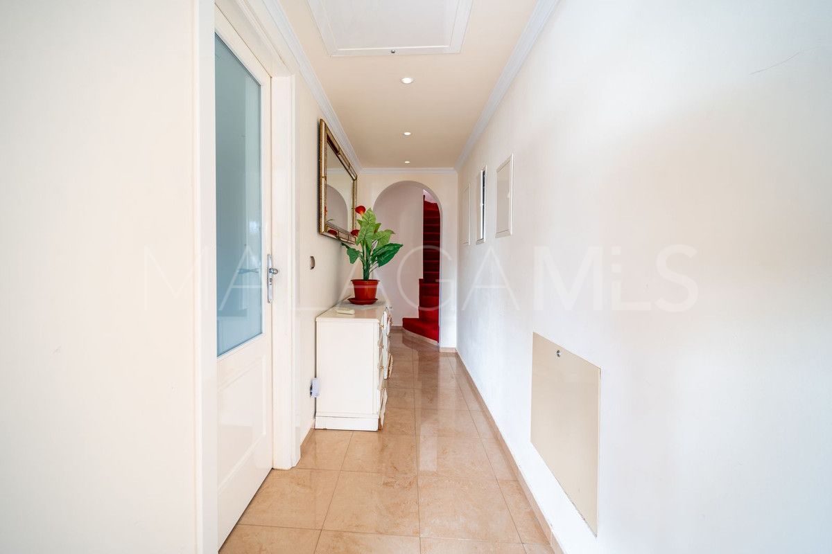 Villa for sale in Benalmadena
