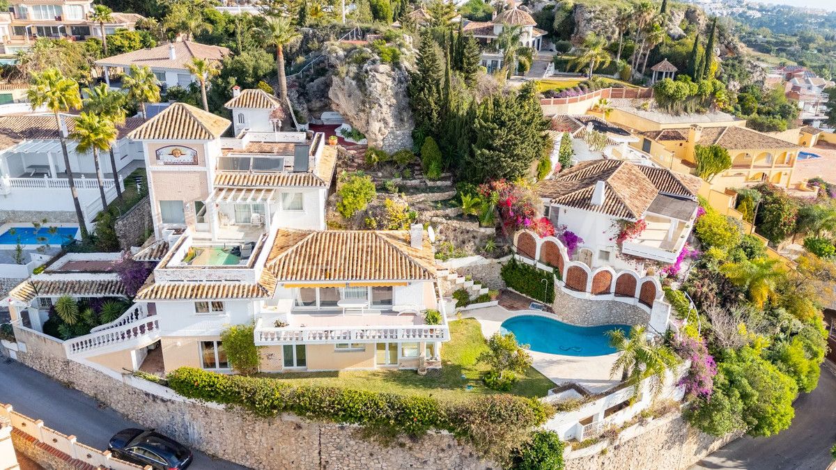Villa for sale in Benalmadena