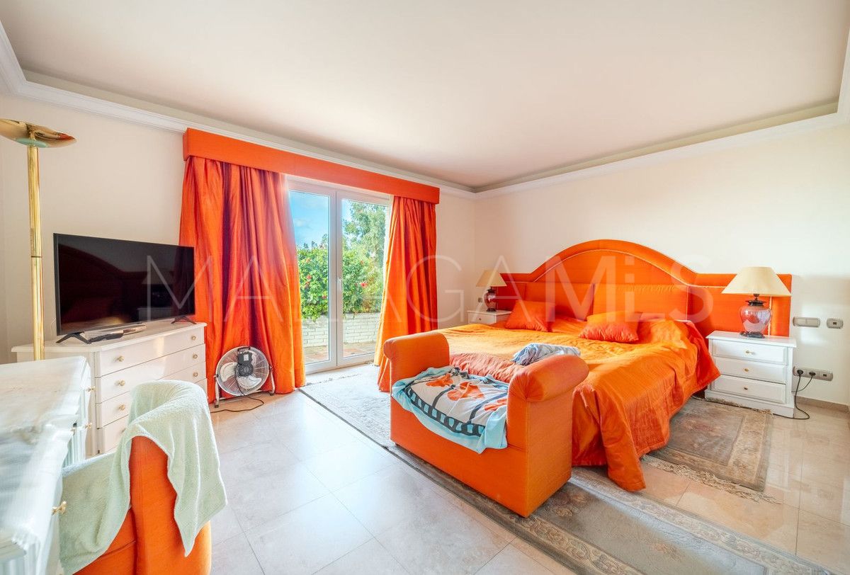 Villa for sale in Benalmadena