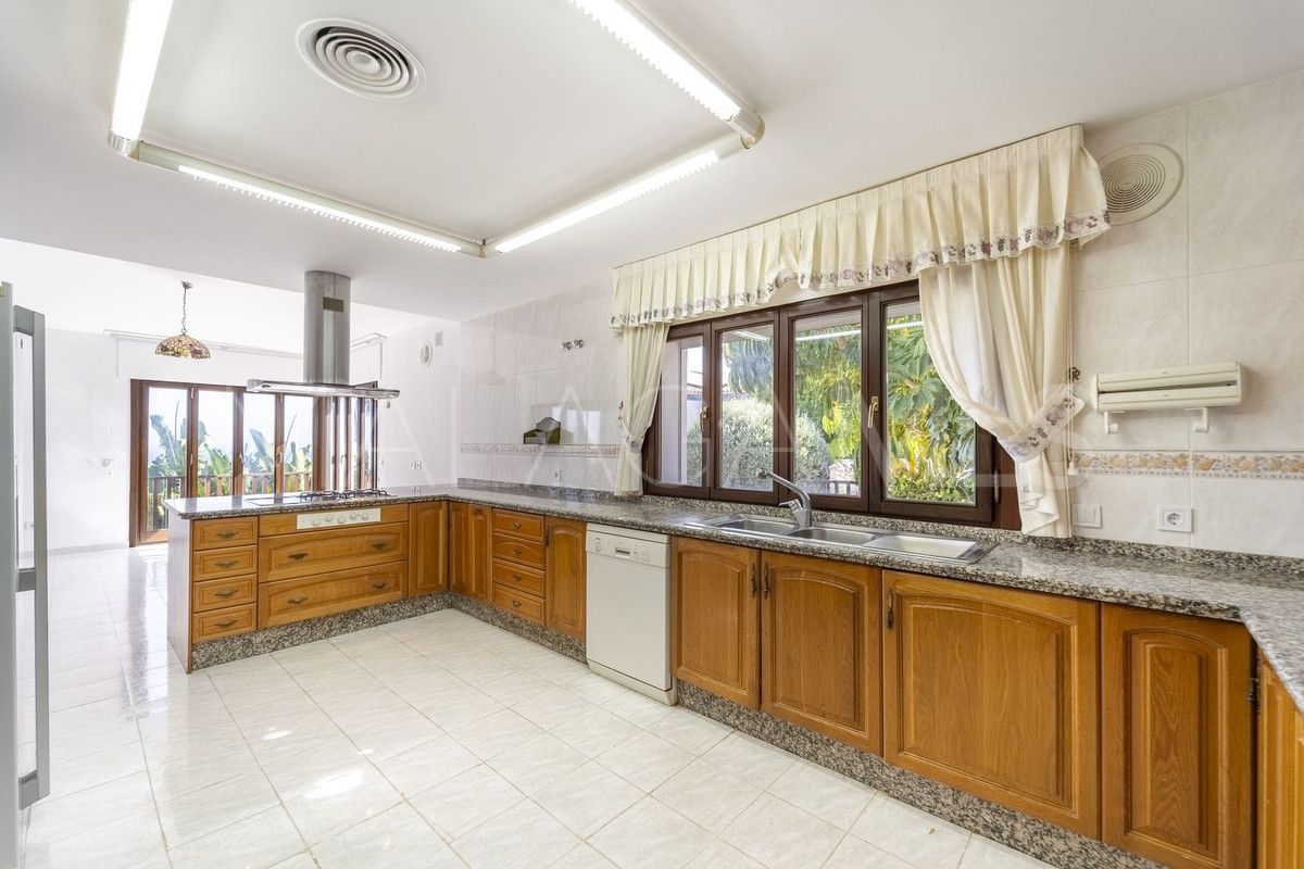 Villa for sale in Benalmadena