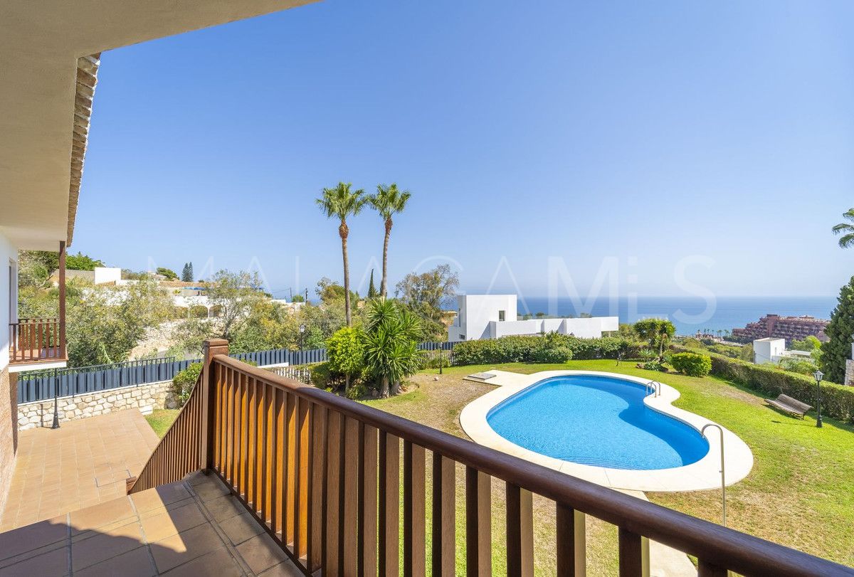 Villa for sale in Benalmadena