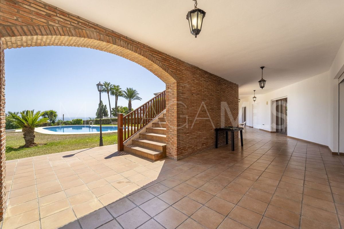 Villa for sale in Benalmadena