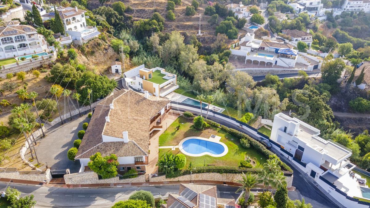 Villa for sale in Benalmadena