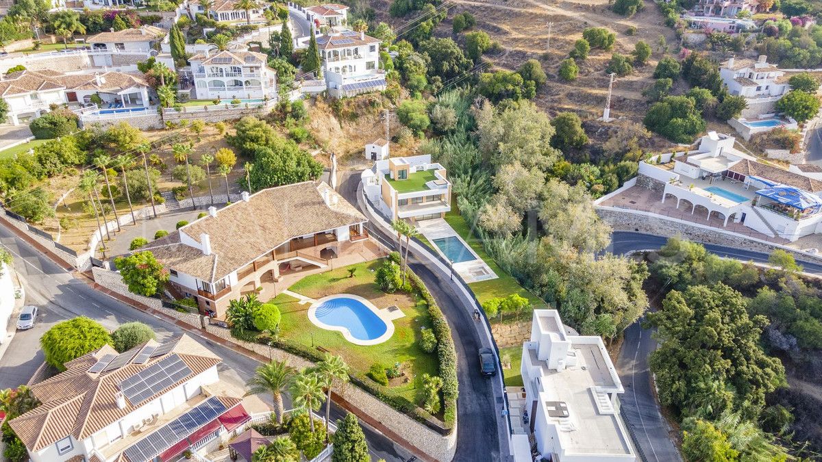 Villa for sale in Benalmadena