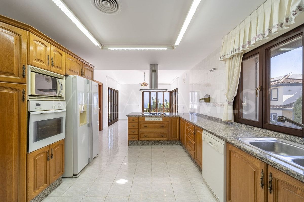 Villa for sale in Benalmadena