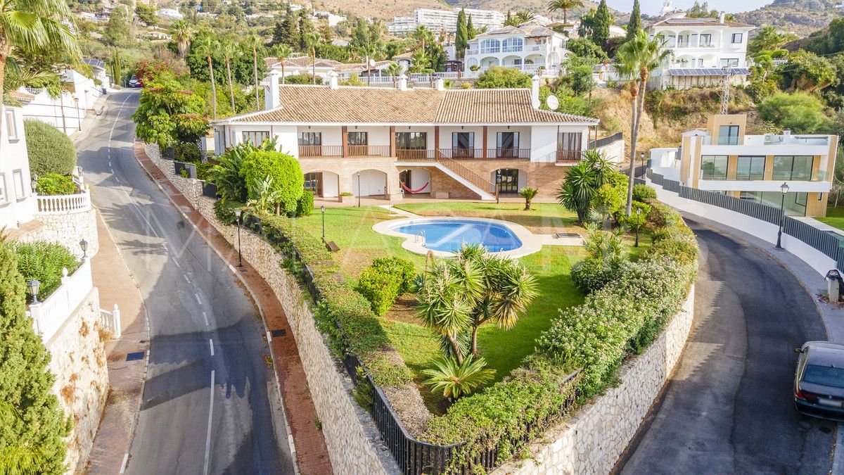 Villa for sale in Benalmadena