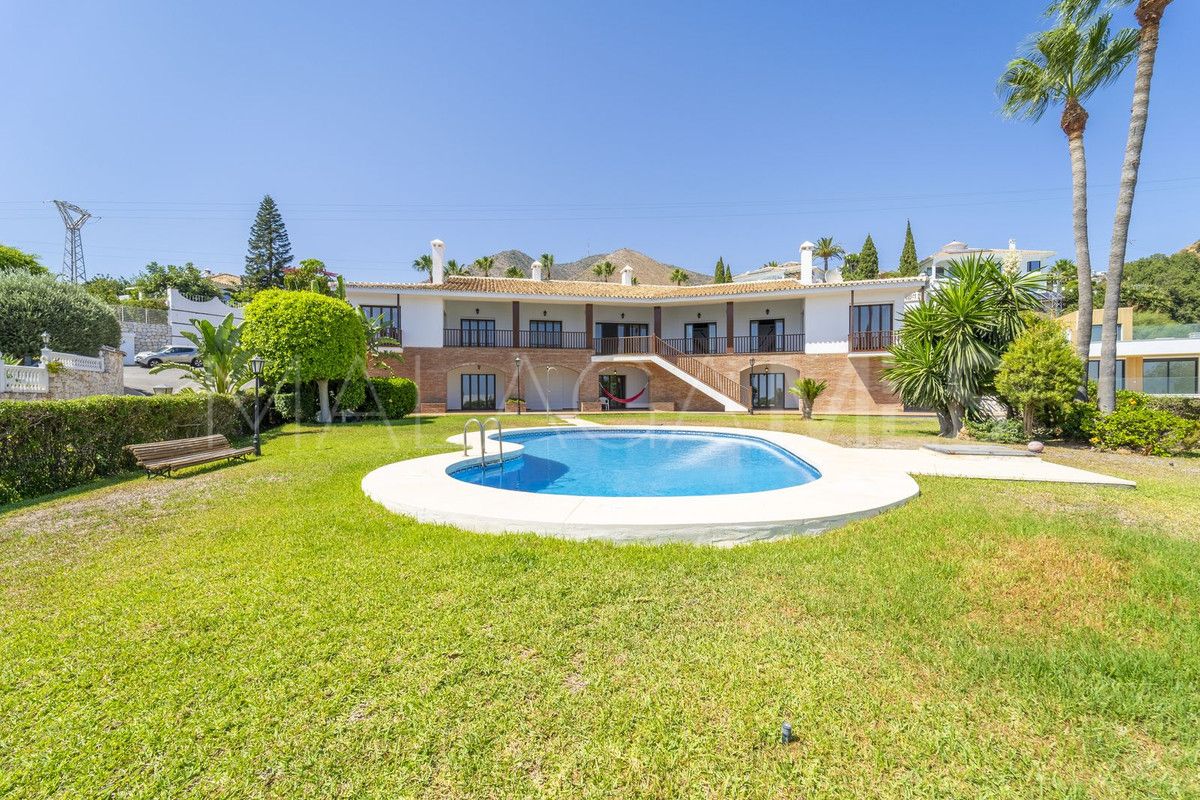 For sale 7 bedrooms villa in Benalmadena