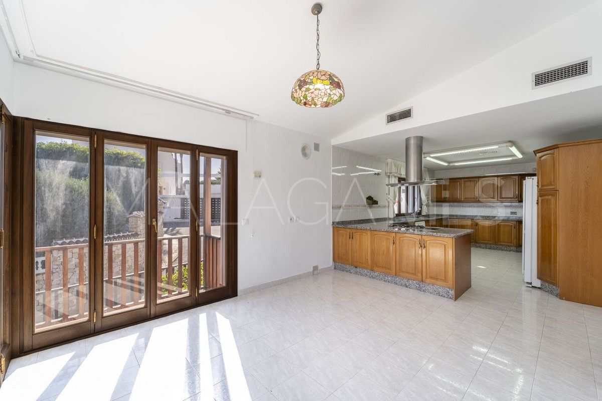 Villa for sale in Benalmadena