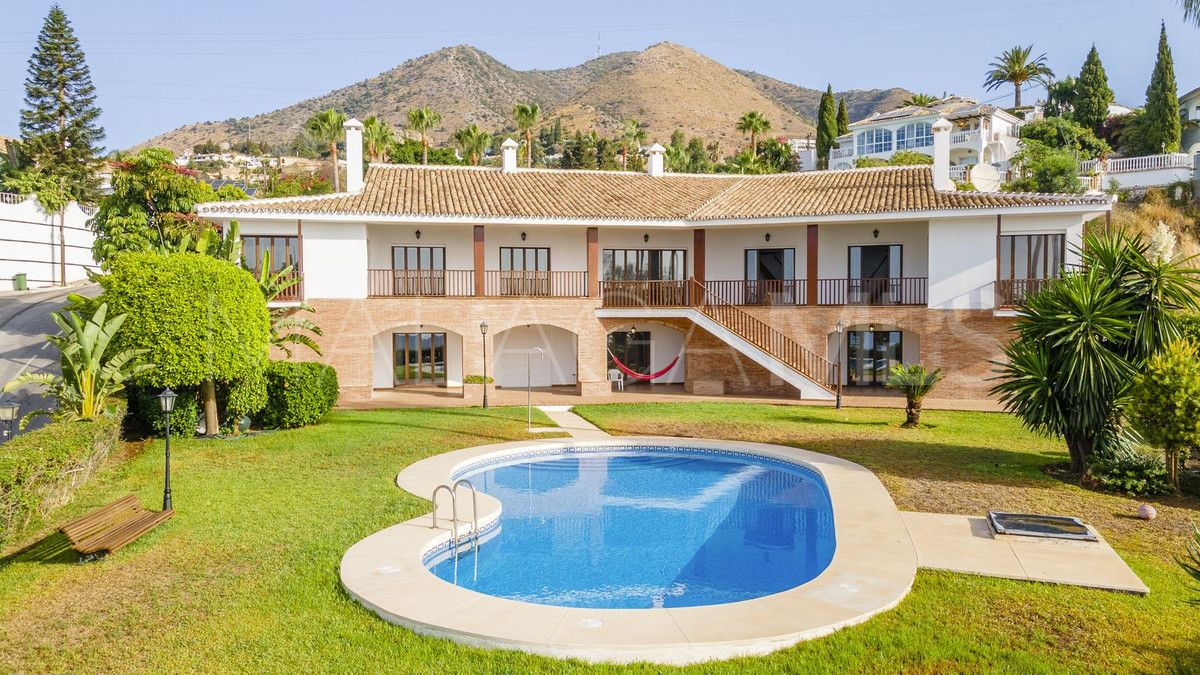 Villa for sale in Benalmadena