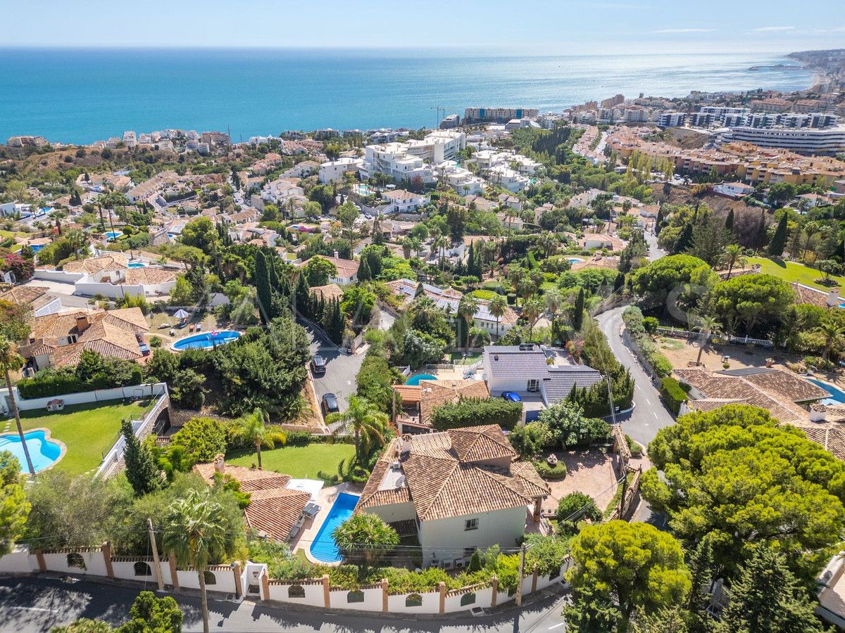 Villa for sale in Benalmadena