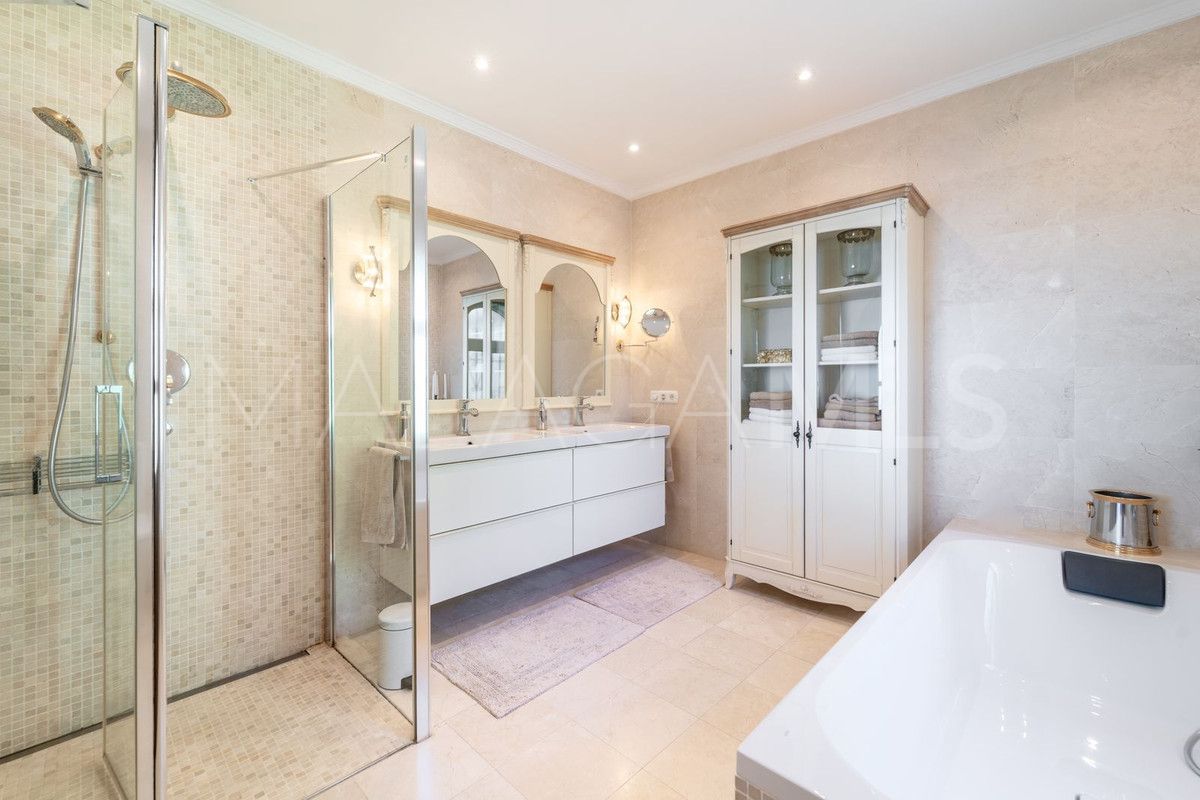 Villa for sale in Benalmadena