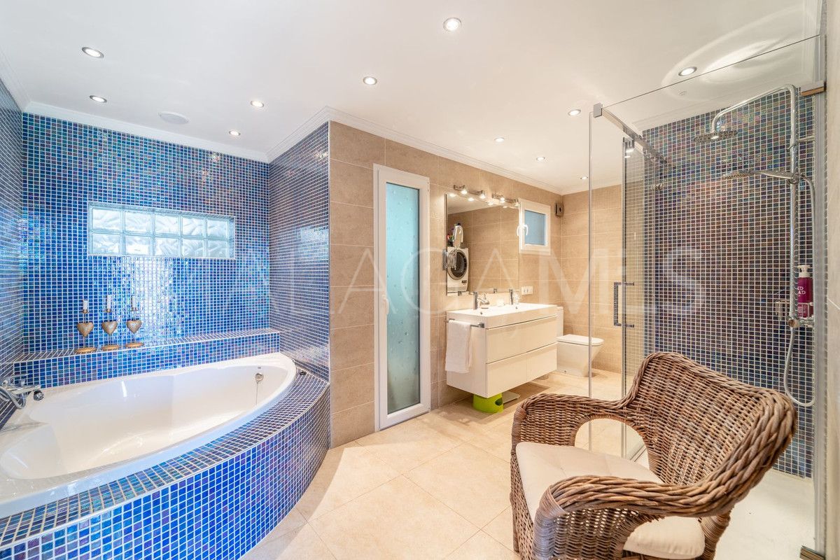 Villa for sale in Benalmadena