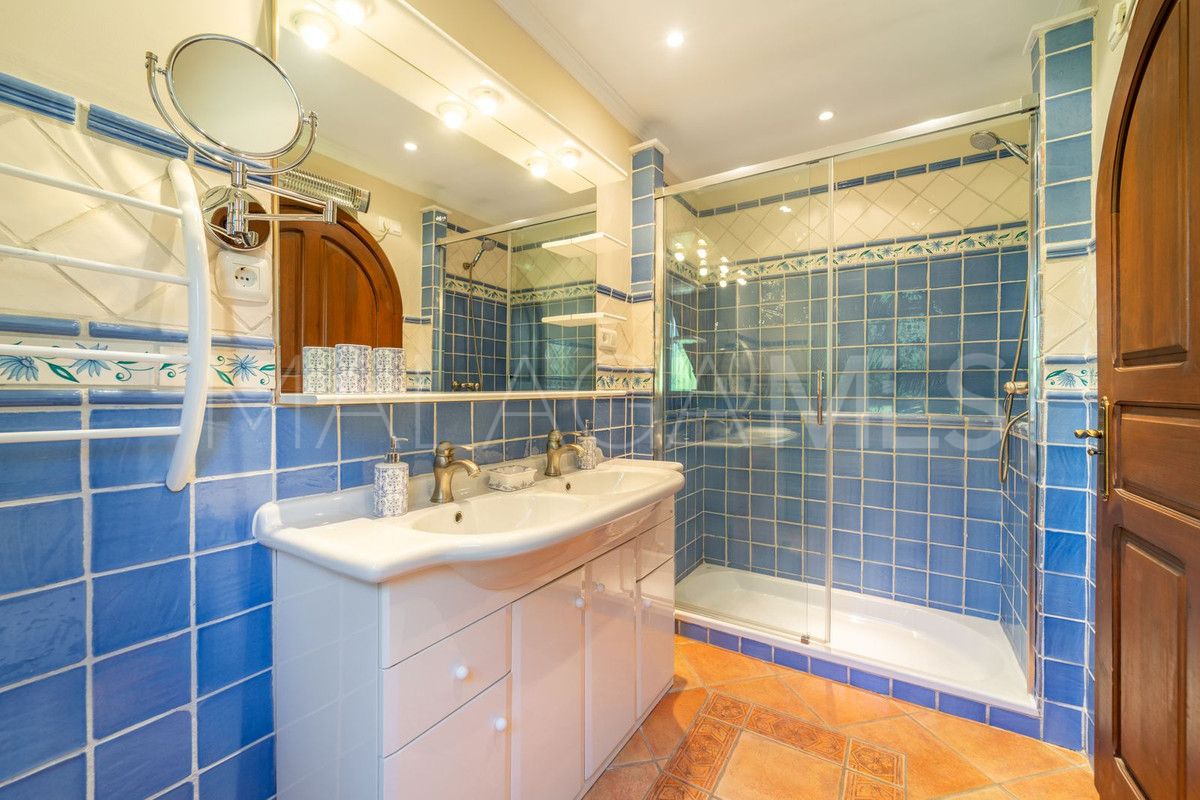 Villa for sale in Benalmadena